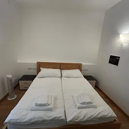 Vip Petrska 25 Апартаменты *